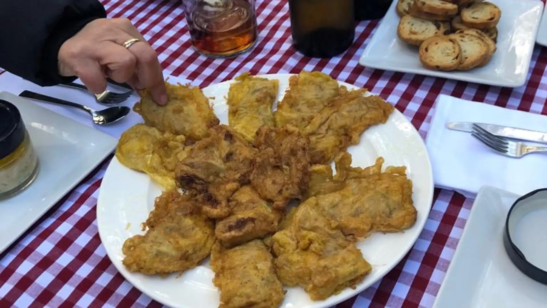 Un plato de obleas en medio del bosque navarro.