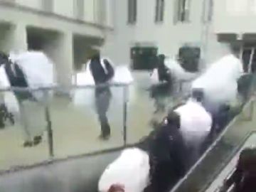 Impactante escena: graban cómo una fila interminable de manteros sale del metro en Barcelona para ponerse a vender