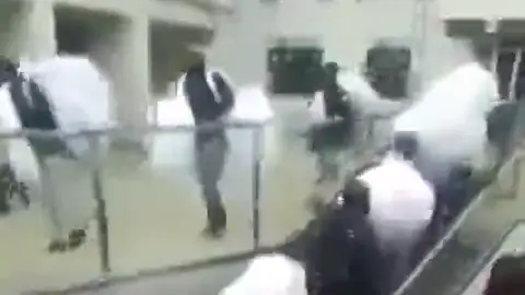Impactante escena: graban cómo una fila interminable de manteros sale del metro en Barcelona para ponerse a vender Impactante escena: graban cómo una fila interminable de manteros sale del metro en Barcelona para ponerse a vender