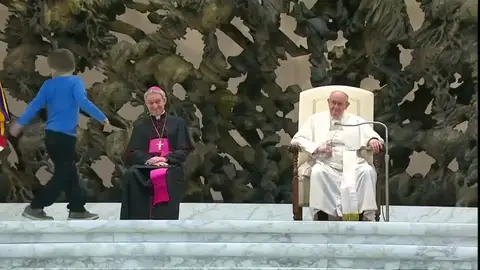 Un niño protagonista en la audiencia general del papa Francisco Un niño protagonista en la audiencia general del papa Francisco