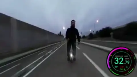 Caída en patinete a 50 kilómetros por hora Caída en patinete a 50 kilómetros por hora