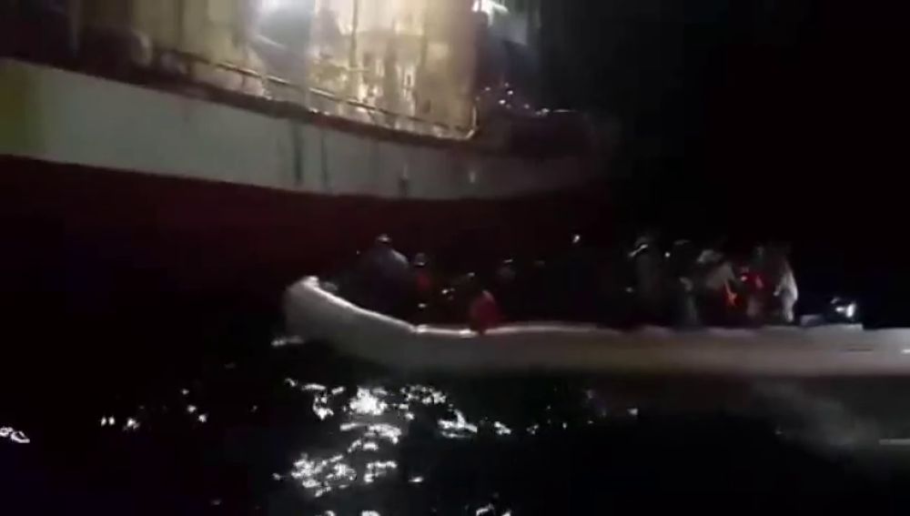 El angustioso rescate del pesquero español a los inmigrantes a bordo de una lancha 