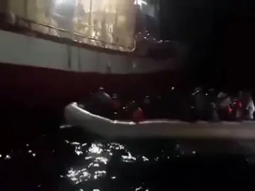 El angustioso rescate del pesquero español a los inmigrantes a bordo de una lancha El angustioso rescate del pesquero español a los inmigrantes a bordo de una lancha