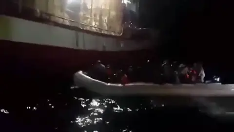 El angustioso rescate del pesquero español a los inmigrantes a bordo de una lancha El angustioso rescate del pesquero español a los inmigrantes a bordo de una lancha
