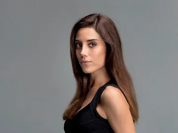 Cansu Dere - Cara - 2018 Cansu Dere - Cara - 2018