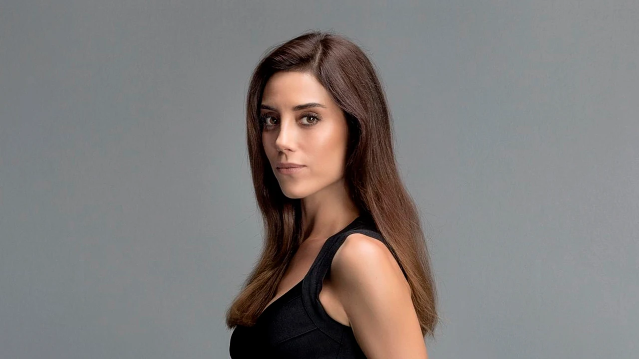 Cansu Dere - Cara - 2018 Cansu Dere - Cara - 2018
