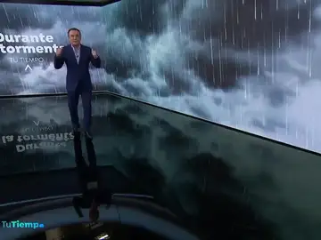 Roberto Brasero consigue introducir una nube en el plató de 'Tu Tiempo' Roberto Brasero consigue introducir una nube en el plató de 'Tu Tiempo'