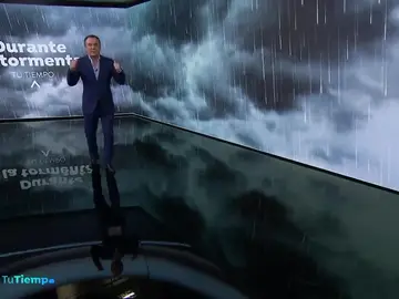 Roberto Brasero consigue introducir una nube en el plató de 'Tu Tiempo' Roberto Brasero consigue introducir una nube en el plató de 'Tu Tiempo'