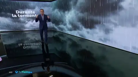 Roberto Brasero consigue introducir una nube en el plató de 'Tu Tiempo' Roberto Brasero consigue introducir una nube en el plató de 'Tu Tiempo'
