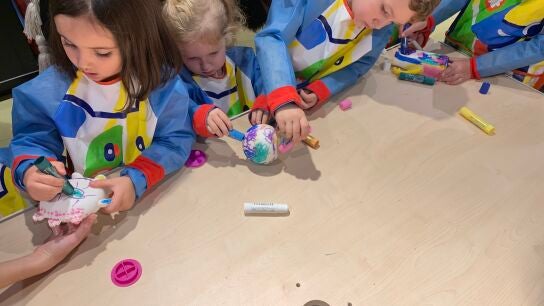 Los niños se divertirán pintando a los muñecos