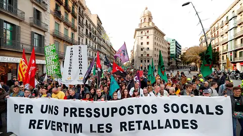 Empleados públicos y estudiantes se manifiestan en Barcelona contra los recortes Empleados públicos y estudiantes se manifiestan en Barcelona contra los recortes