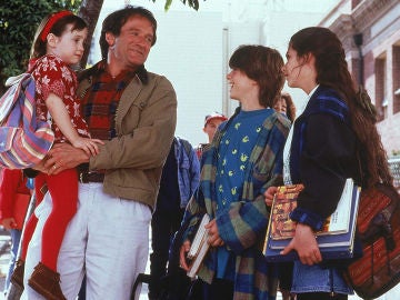 Robin Williams en 'Señora Doubtfire' junto a los actores que hicieron de sus hijos