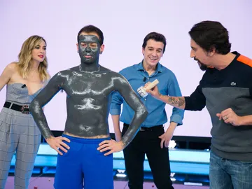 VÍDEO: 'Mascarillo Man' nos sorprende repleto de arena magnética de una playa de Ferrol VÍDEO: 'Mascarillo Man' nos sorprende repleto de arena magnética de una playa de Ferrol