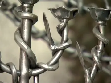 Un artista israelí transforma el material de guerra en arte Un artista israelí transforma el material de guerra en arte