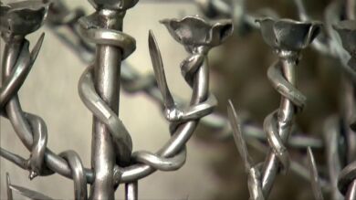 Un artista israelí transforma el material de guerra en arte