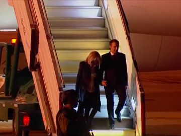 Singular escena del presidente Macron el llegar a Argentina