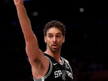 Pau Gasol en un partido con los Spurs