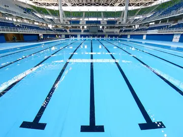 Vista de una piscina olímpica Vista de una piscina olímpica