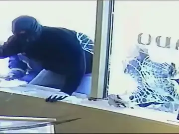 Evitan un robo en su joyería por asustar a los ladrones con espadas Evitan un robo en su joyería por asustar a los ladrones con espadas