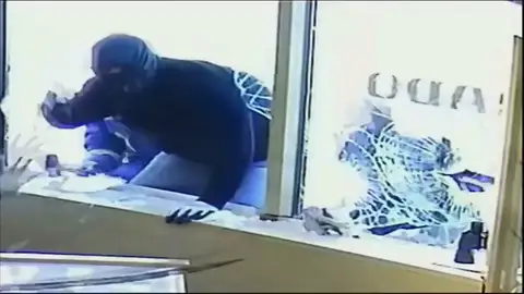 Evitan un robo en su joyería por asustar a los ladrones con espadas Evitan un robo en su joyería por asustar a los ladrones con espadas
