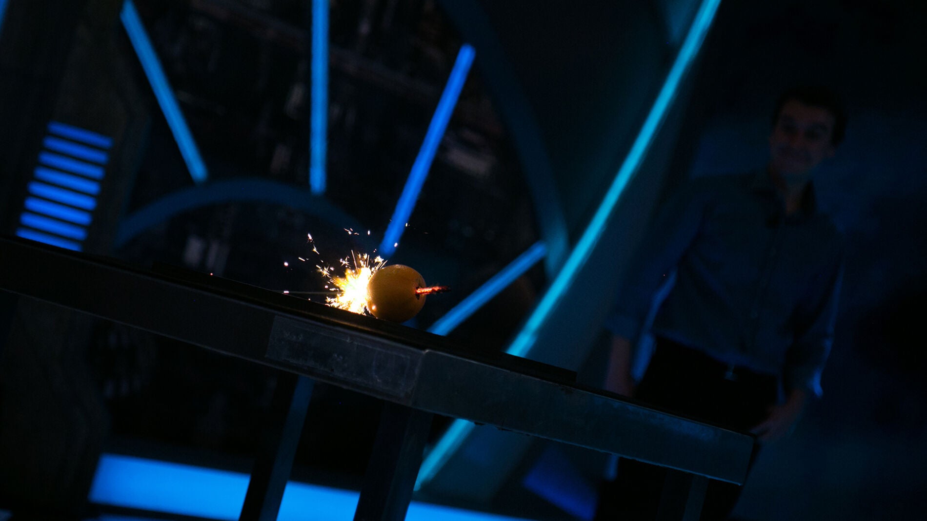 V&Iacute;DEO: Marron llena de luz 'El Hormiguero 3.0' con las bengalas invencibles