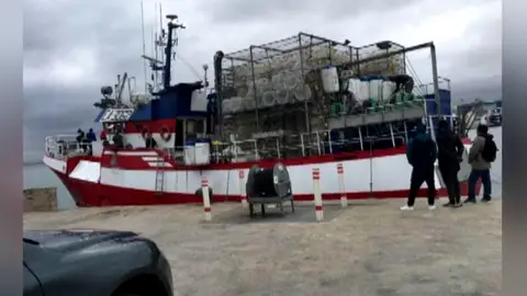 El pesquero 'Nuestra Madre Loreto' de Santa Pola El jefe de máquinas del pesquero que rescató a doce migrantes ante la falta de respuesta: "ellos dicen que si van a Libia se van a tirar al agua"