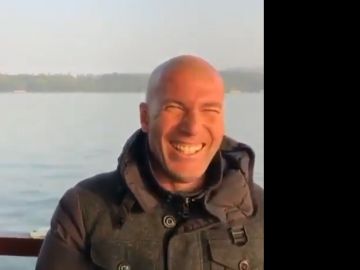 Zinedine Zidane no puede controlar su risa al escuchar el himno de la Champions