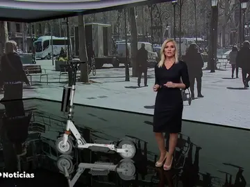 La DGT quiere prohibir que los patinetes circulen por la acera y a más de 25 km/h La DGT quiere prohibir que los patinetes circulen por la acera y a más de 25 km/h