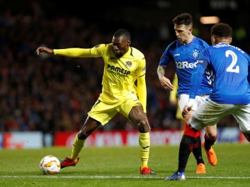 Una disputa de balón en el Rangers vs Villarreal