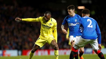 Una disputa de bal&oacute;n en el Rangers vs Villarreal