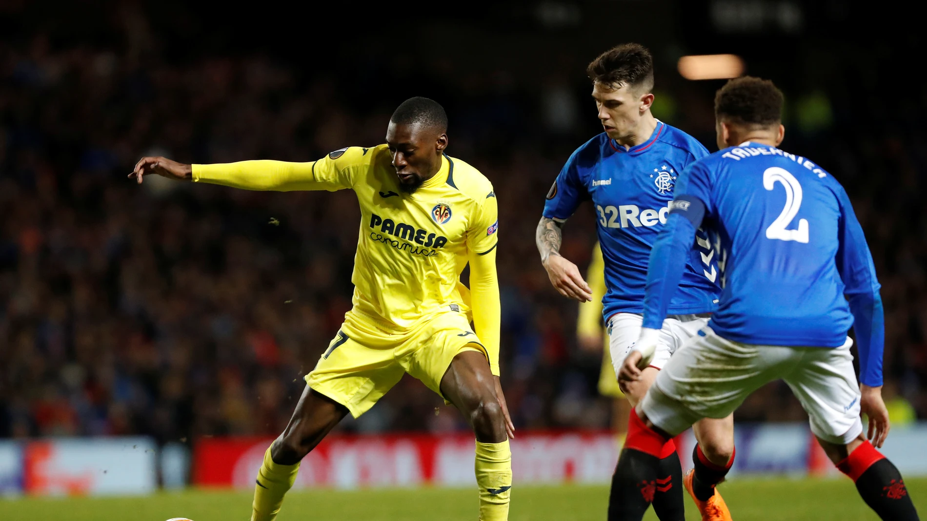 Una disputa de balón en el Rangers vs Villarreal Una disputa de balón en el Rangers vs Villarreal