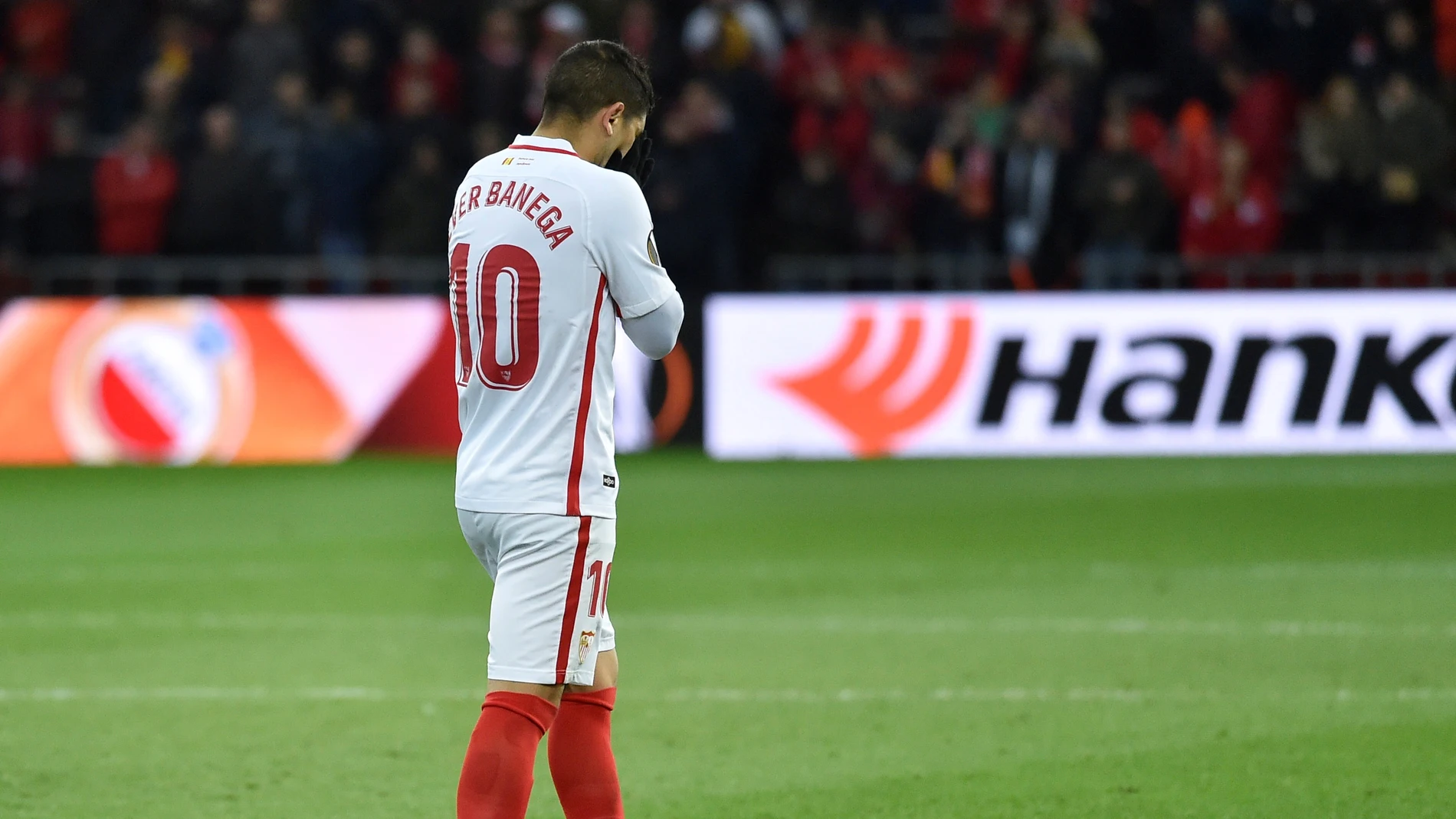 Ever Banega se lamenta tras un ocasión ante el Standard de Lieja Ever Banega se lamenta tras un ocasión ante el Standard de Lieja