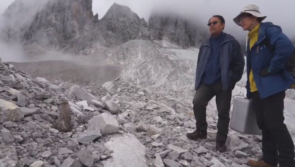 Los turistas, decepcionados con el color del glaciar de la montaña de Yulong