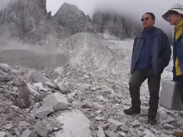 Los turistas, decepcionados con el color del glaciar de la montaña de Yulong Los turistas, decepcionados con el color del glaciar de la montaña de Yulong