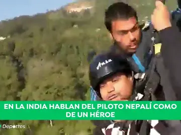 Trágica muerte de un instructor de parapente en pleno vuelo en la India: el pasajero lo grabó todo con su móvil Trágica muerte de un instructor de parapente en pleno vuelo en la India: el pasajero lo grabó todo con su móvil