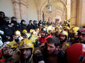 Mossos d'Esquadra tratan de impedir que decenas de bomberos entren en el edificio del Parlament