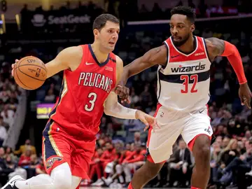 Mirotic mueve el balón ante la defensa de Jeff Green Mirotic mueve el balón ante la defensa de Jeff Green