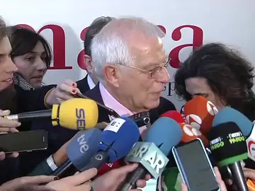 Borrell insiste en que no dimitirá por Abengoa: "No tendría lógica que no recurriera por ser ministro y luego dimitiera" Borrell insiste en que no dimitirá por Abengoa: "No tendría lógica que no recurriera por ser ministro y luego dimitiera"