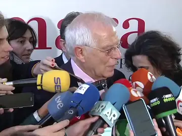 Borrell insiste en que no dimitirá por Abengoa: "No tendría lógica que no recurriera por ser ministro y luego dimitiera" Borrell insiste en que no dimitirá por Abengoa: "No tendría lógica que no recurriera por ser ministro y luego dimitiera"