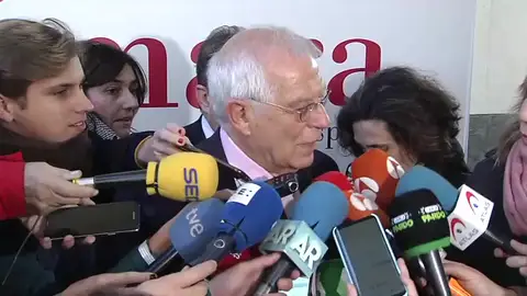Borrell insiste en que no dimitirá por Abengoa: "No tendría lógica que no recurriera por ser ministro y luego dimitiera" Borrell insiste en que no dimitirá por Abengoa: "No tendría lógica que no recurriera por ser ministro y luego dimitiera"