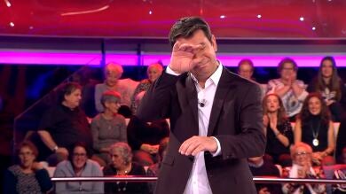 Arturo Valls emocionado por una canción en '¡Ahora Caigo!'