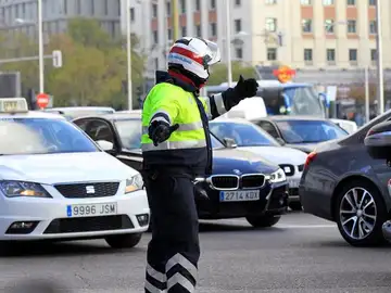 Un policía municipal controla el tráfico en la plaza de Colón Un policía municipal controla el tráfico en la plaza de Colón