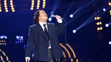 Brays Efe, pura elegancia convertido Julio Iglesias con 'Hey!'