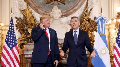 Donald Trump se enfada y tira al suelo su auricular de traducción simultánea durante su encuentro con Mauricio Macri