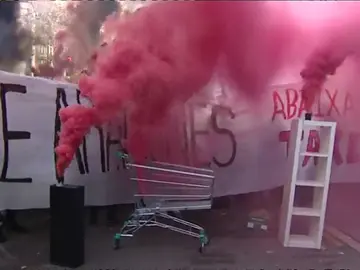 Funcionarios y estudiantes vuelven a tomar las calles de Cataluña Funcionarios y estudiantes vuelven a tomar las calles de Cataluña