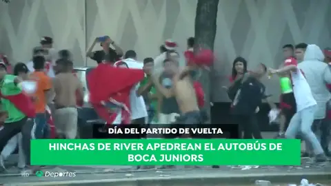 La cronología del esperpento de la final de la Copa Libertadores: Lluvia torrencial, euforia desmedida, un autobús apedreado, una madre detenida... La cronología del esperpento de la final de la Copa Libertadores: Lluvia torrencial, euforia desmedida, un autobús apedreado, una madre detenida...