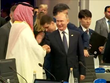 Vladimir Putin y el Principe Saudí se saludan con un choque de palmas al estilo 'viejos camaradas' en la cumbre del G-20