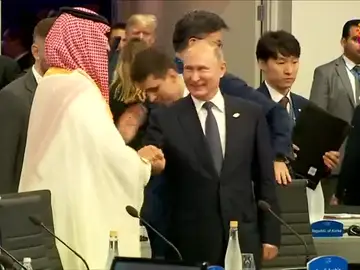 Vladimir Putin y el Principe Saudí se saludan con un choque de palmas al estilo 'viejos camaradas' en la cumbre del G-20 Vladimir Putin y el Principe Saudí se saludan con un choque de palmas al estilo 'viejos camaradas' en la cumbre del G-20