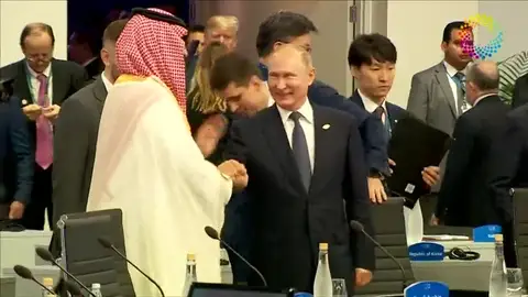 Vladimir Putin y el Principe Saudí se saludan con un choque de palmas al estilo 'viejos camaradas' en la cumbre del G-20 Vladimir Putin y el Principe Saudí se saludan con un choque de palmas al estilo 'viejos camaradas' en la cumbre del G-20