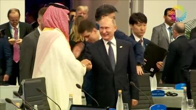 Vladimir Putin y el Príncipe Saudí se saludan con un choque de palmas al estilo 'viejos camaradas' en la cumbre del G-20